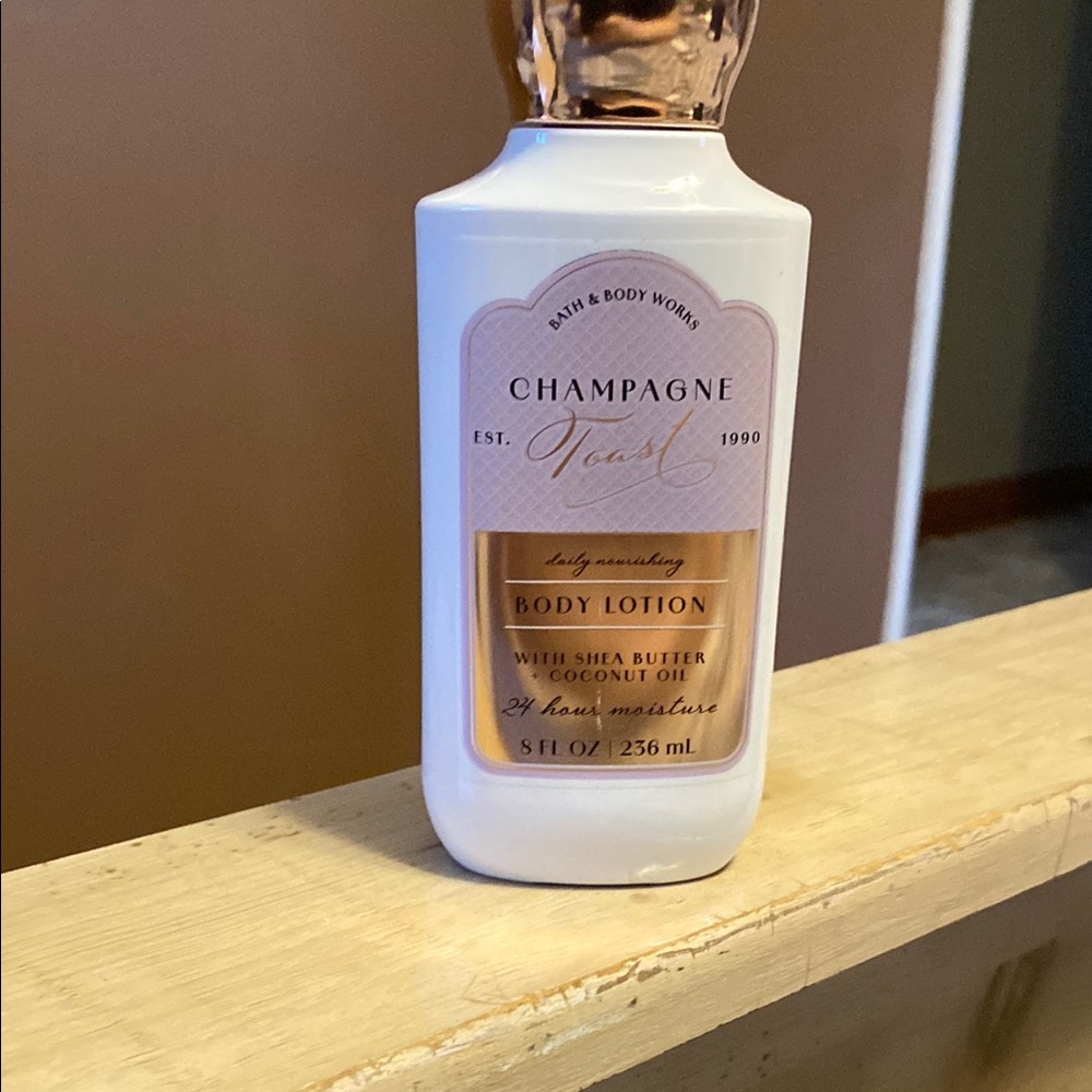 Champagne Body Lotion - White and Gold